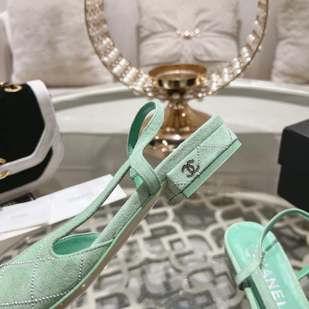 👟👟Ex-factory price 540👟👟 CHANEL Xiangjia 25vs spring and summer new fashion sandals series... Chanel is a very comprehensive noble fashion lifestyle brand. The same models are sold by major fashion bloggers and celebrities in Hong Kong, the United States, and other countries. They are simply beautiful. I fall in love with elegance and the playful sense of the future. I want to own them right away just by looking at them. But you can really think about a pair of exquisite high heels. This series is specially designed for extraordinary and indifferent ladies to create a unique overall effect. CHANEL designs products that inspire women to move forward and highlight their charm... 1️⃣Material: original customized high mercerized sheepskin 2️⃣Inner lining: original customized imported sheepskin 3️⃣Feet: original customized imported sheepskin 4️⃣Outsole: genuine leather sole imported from Italy 5️⃣Heel height: 2.5cm/6.5cm/9cm 6️⃣Number: 34-43 (34.40.41.42.43 customized is not returnable) 7️⃣Packaging: The latest and exquisite full set of packaging at the counter